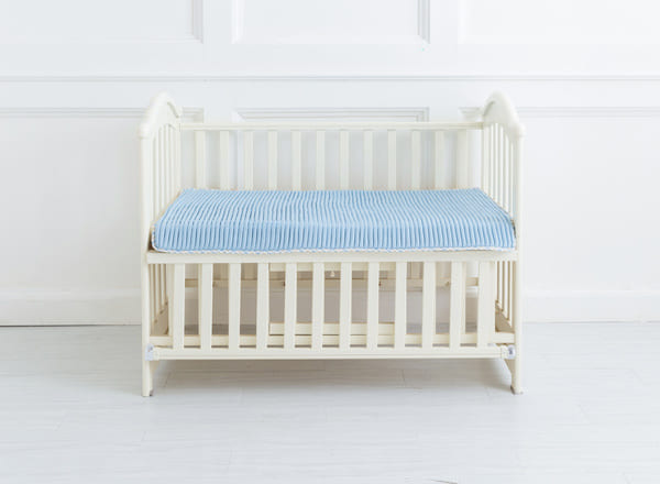 ベビーベッドはリサイクルショップよりレンタルがおすすめ！赤ちゃんの安全のために注意したいこと