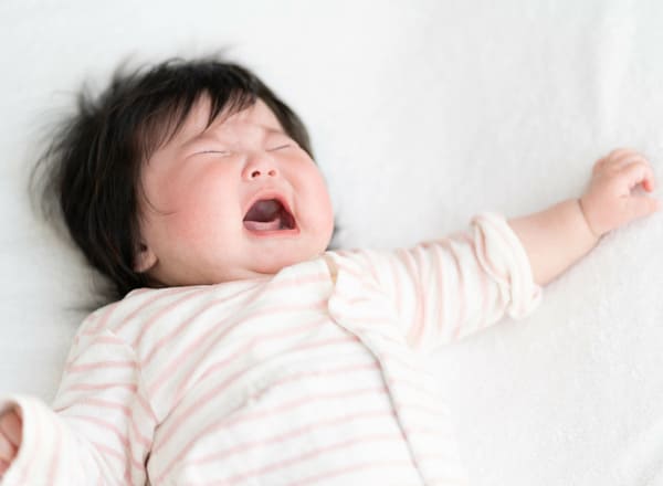 赤ちゃんの背中スイッチ対策5つ！原因と悩みを解消するアイテムもご紹介