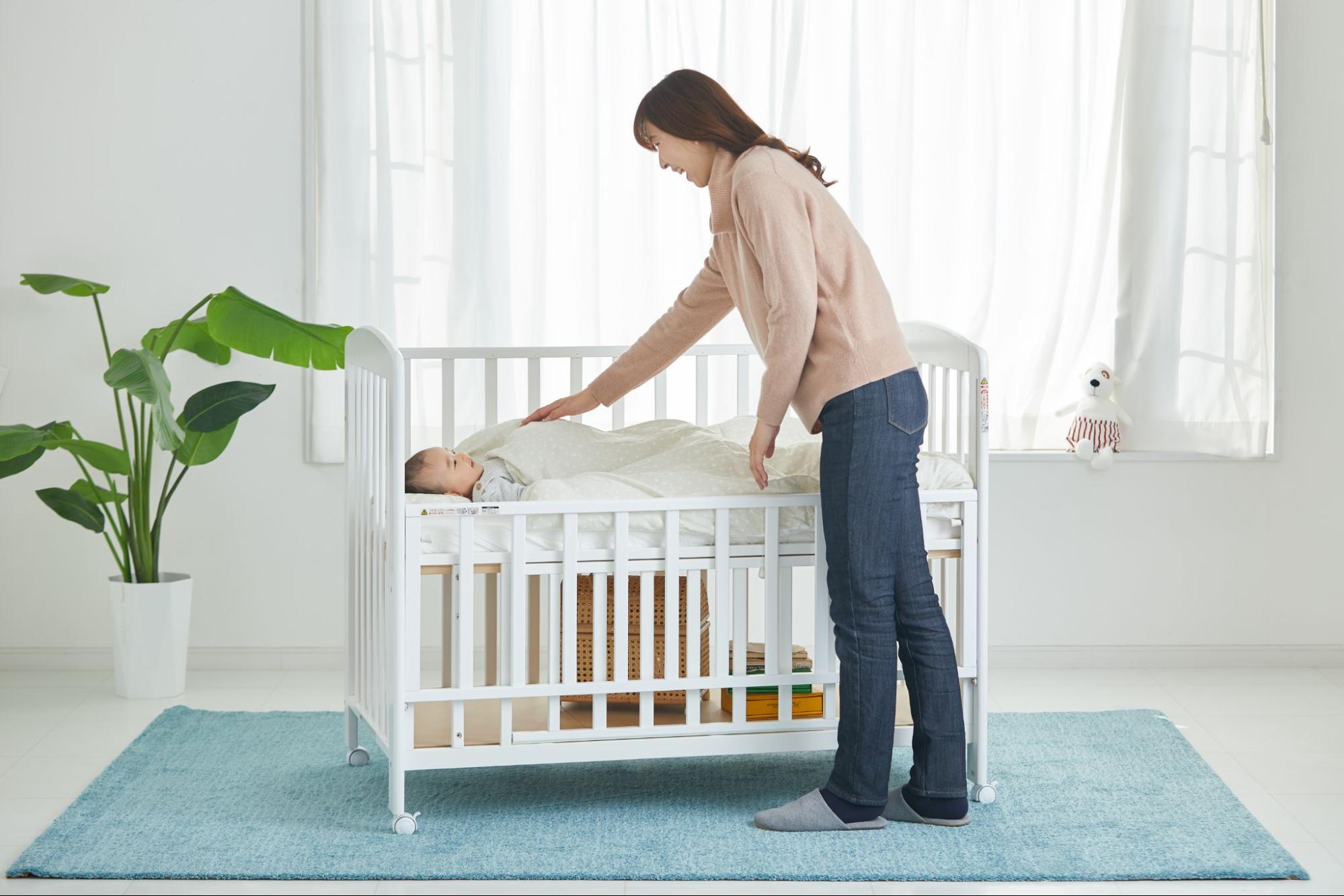 ベビーベッドの置き場所はリビングが最適？メリットや配置で気をつけたい6つのこと