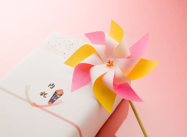 「出産内祝い」の相場はいくら？適切な金額や基本的なお返しのマナーを確認しよう