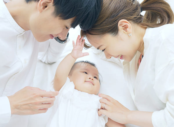 【新生児の退院服】は何を着る？用意するときの注意点や服装を季節別に紹介！