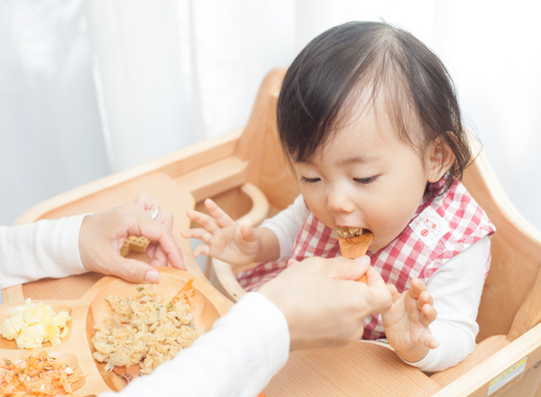 離乳食と一緒にベビーチェアの準備を！「ハイチェア」の機能やおすすめ5選をご紹介