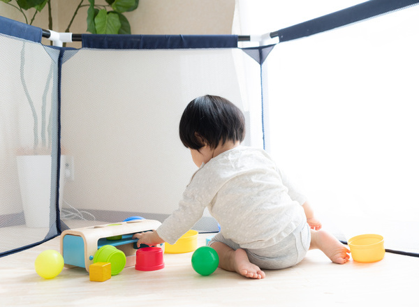 ベビーサークルはいつまで必要？使用するメリットや卒業後に気をつけるポイントも