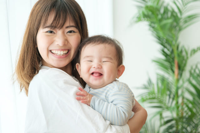 赤ちゃんを抱っこするママ