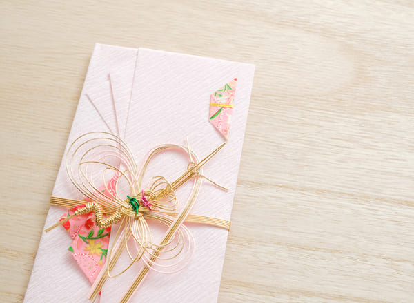 《兄弟姉妹への出産祝い》金額相場は？喜ばれるプレゼントや贈る際の注意点もチェック