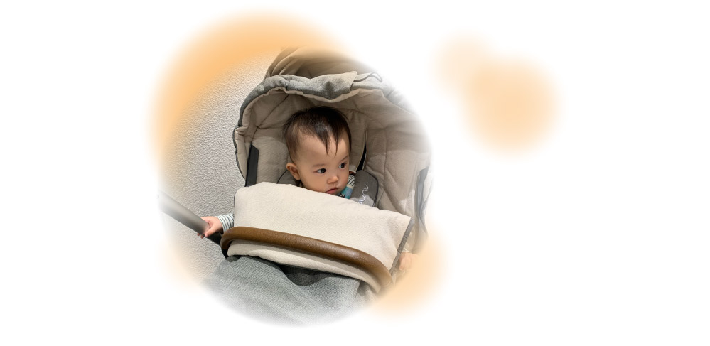 フットマフに包まれた赤ちゃん